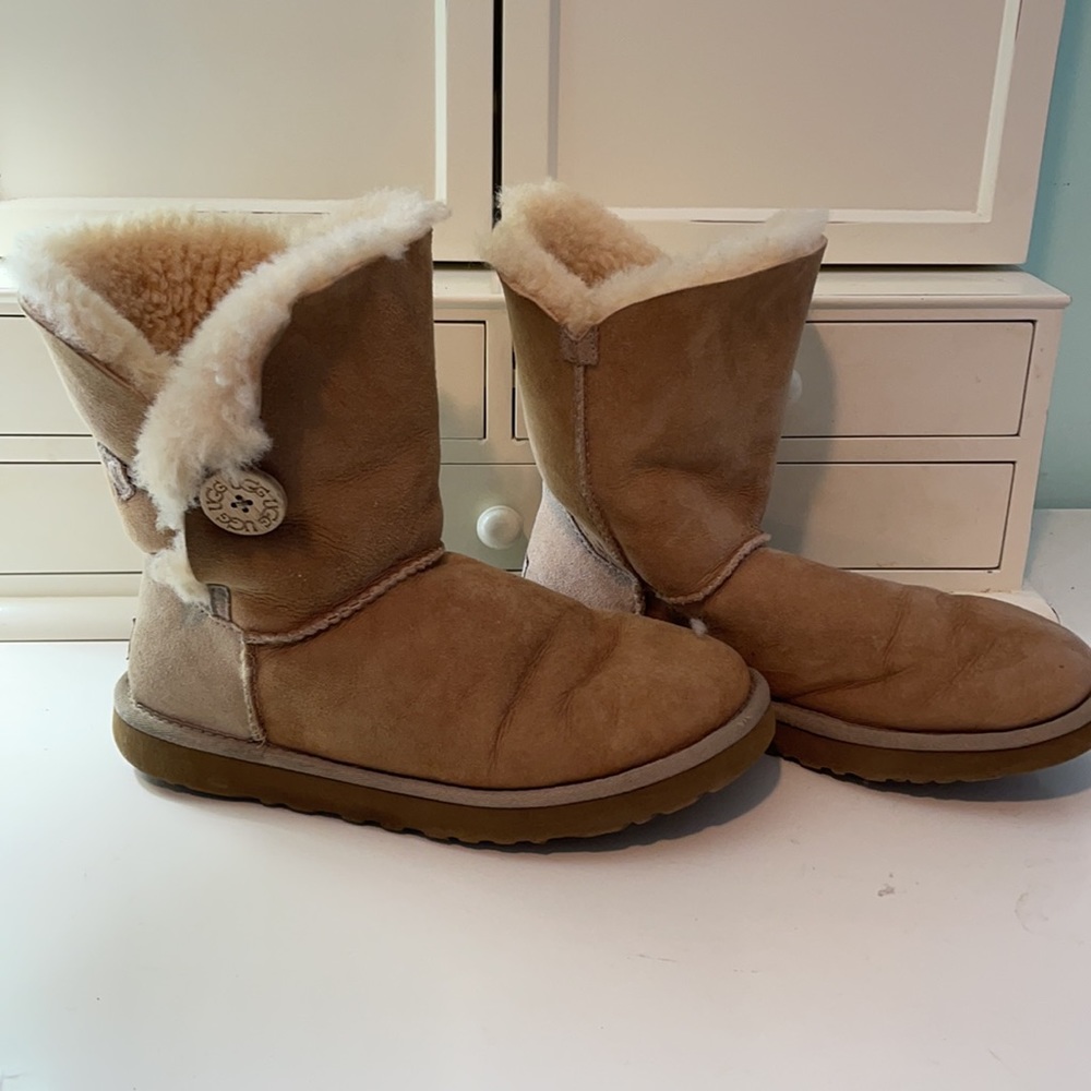 Ugg Bailey Button Short Boot Size 7 - image 2